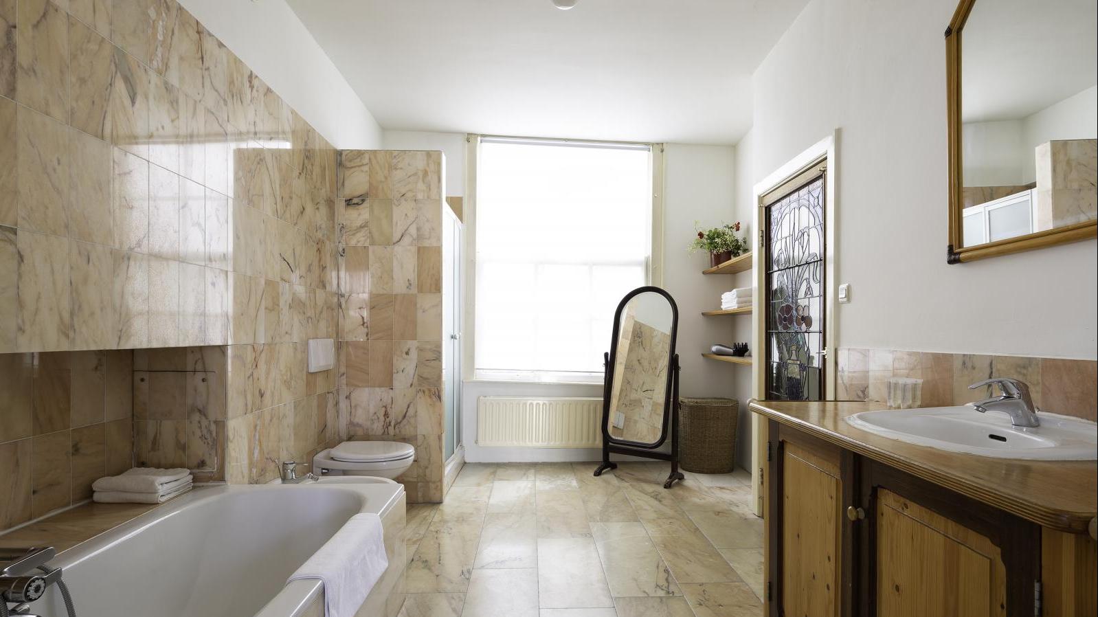 Superior Room - Bathroom - Amsterdam House Hotel